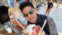 Di Turki, presenter 31 tahun ini juga mencicipi jajanan kaki lima. Tampak menggiurkan ya makanannya?