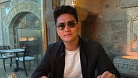 Kalau ini momen Boy William makan steak di restoran fine dining. Gayanya semakin keren dengan kaca mata terpasang di wajah.