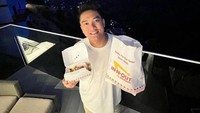 Bersekolah di California, Boy William nostalgia menikmati burger favoritnya saat berkunjung ke sana. Ia ternyata penggemar Burger In-N-Out. 