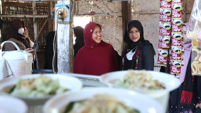 Bupati Ipuk mencicipi lontong yang dijual warga penerima program Kanggo Riko