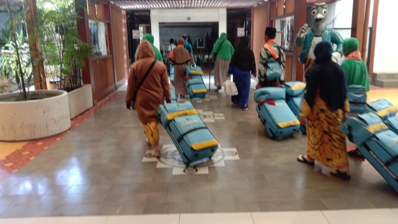 Calon jemaah umrah asal Rembang yang terlantar di YIA Kulon Progo, Jumat (17/3/2023).