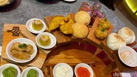 Restoran Yinyang Dimsum di Senopati terkenal dengan menu Prosperity Stairs. Sebanyak 8 jenis dimsum disajikan di tangga kayu dengan cocolan saus sambal dan mayonnaise.