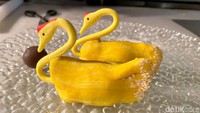 Di The Chinese National, menu Yam Paste Swan Puff jadi andalan. Dimsum goreng bentuk angsa ini diisi pasta yam yang manis lembut.
