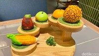 Kalau ini menu Kastil Windsor, terdiri dari 5 buah pao bentuk karakter buah dan sayur. Ada jagung manis, talas, apel, labu, dan durian.