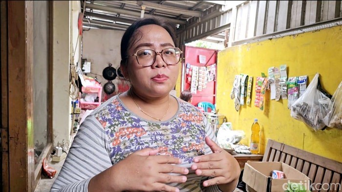 Dian, pedagang warung makan yang diutangi oleh mandor proyek Masjid Sheikh Zayed Solo sampai seratusan juta rupiah, Jumat (17/3/2023).