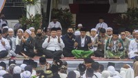 Presiden Joko Widodo (tengah) didampingi Menteri Pertahanan Prabowo Subianto (dua kiri) berdoa bersama saat Muktamar Rabithah Melayu-Banjar di Halaman Pendopo Bersinar, Kabupaten Tabalong, Kalimantan Selatan, Jumat (17/3/2023).