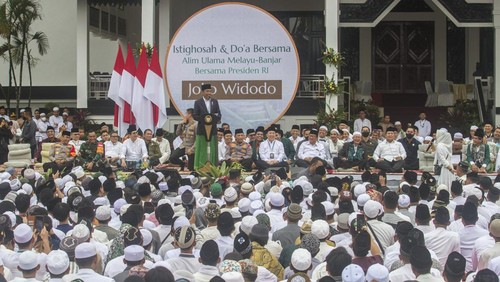 Presiden Joko Widodo menyapa warga saat tiba di Muktamar Rabithah Melayu-Banjar di Halaman Pendopo Bersinar, Kabupaten Tabalong,Kalimantan Selatan, Jumat (17/3/2023).  Masyarakat Melayu-Banjar dalam Muktamar Rabithah  mendukung pembangunan Ibu Kota Negara (IKN) Nusantara di Provinsi Kalimantan Timur dan meminta pemerintah untuk memberdayaan Masyarakat Melayu-Banjar di IKN Nusantara.