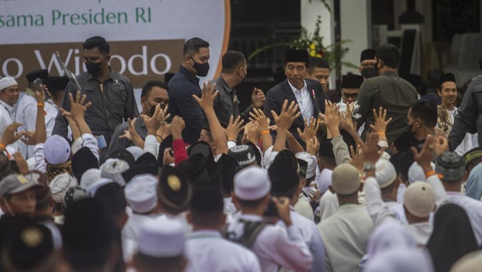 Didampingi Prabowo, Presiden Jokowi Hadiri Muktamar Melayu-Banjar di Kalsel Presiden Joko Widodo menyapa warga saat tiba di Muktamar Rabithah Melayu-Banjar di Halaman Pendopo Bersinar, Kabupaten Tabalong,Kalimantan Selatan, Jumat (17/3/2023). Masyarakat Melayu-Banjar dalam Muktamar Rabithah mendukung pembangunan Ibu Kota Negara (IKN) Nusantara di Provinsi Kalimantan Timur dan meminta pemerintah untuk memberdayaan Masyarakat Melayu-Banjar di IKN Nusantara.