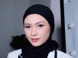 PPKM Dicabut, Donita Kini Bisa Ajarkan Anaknya Ibadah di Masjid Saat Ramadan