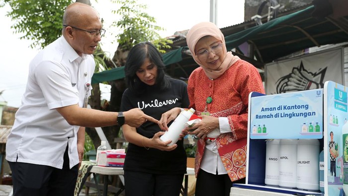 Dorong Masyarakat Kurangi Sampah Plastik Lewat Refill Station