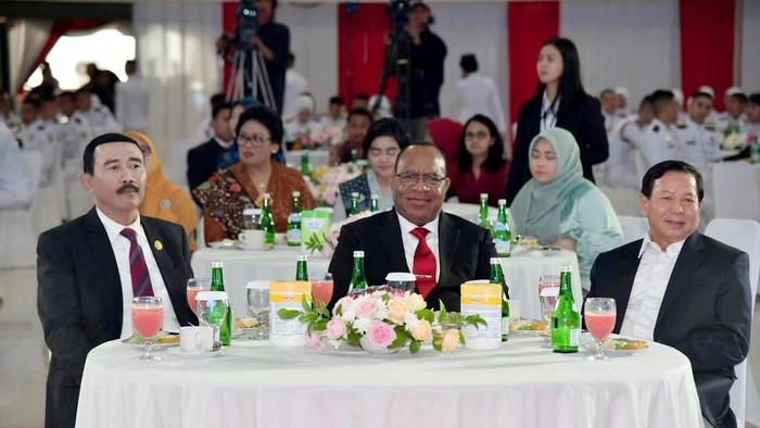 Deretan petinggi negeri, mulai dari Presiden Jokowi, hingga jajaran pemerintahan turut mendukung IPDN untuk terus maju mengikuti perkembangan zaman.