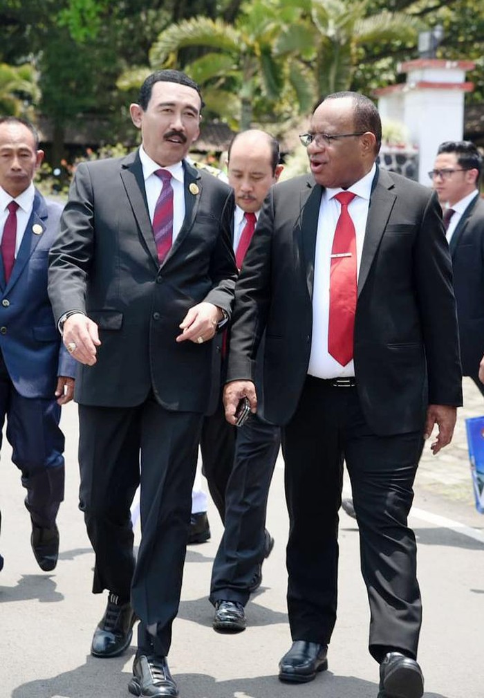 Dukungan untuk IPDN Berkembang Ikuti Perkembangan Zaman Deretan petinggi negeri, mulai dari Presiden Jokowi, hingga jajaran pemerintahan turut mendukung IPDN untuk terus maju mengikuti perkembangan zaman.