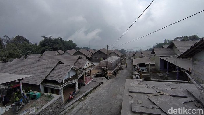 Dusun Babadan 2, Desa Paten, Kecamatan Dukun, Kabupaten Magelang masih diselimuti abu vulkanik Merapi, Jumat (17/3/2023).