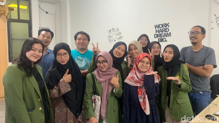 Enam mahasiswa UPN Veteran Surabaya kembali mengunjungi kantor redaksi detikJatim