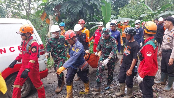 Evakuasi nenek Yuli dan cucunya dari timbunan longsor di Empang, Kota Bogor.