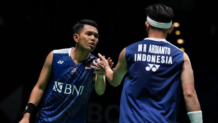 BIRMINGHAM, ENGLAND - MARCH 15: Fajar Alfian (L) and Muhammad Rian Ardianto of Indonesia react in the Mens Doubles first round match against Kang Min Hyuk and Seo Seung Jae of Korea on day two of the Yonex All England Badminton Championships at Utilita Arena Birmingham on March 15, 2023 in Birmingham, England. (Photo by Shi Tang/Getty Images)