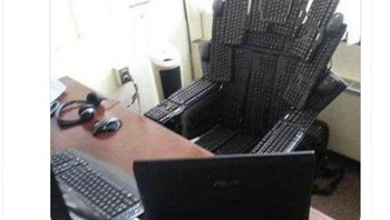 Singgasana Game of Office pakai keyboard. Foto: Twitter/Bizarre_Content