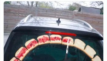 Cara mengoles selai yang mudah. Foto: Twitter/Bizarre_Content