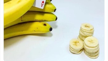 Pisang main poker. Foto: Twitter/Bizarre_Content