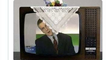 Terhalang kain. Foto: Twitter/Bizarre_Content