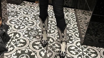 Sepatu bootsnya mirip dengan motif lantai kamar mandi. Foto: Brightside