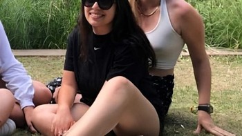 Jadi kaki ini punya baju cewe yang putih atau hitam ya? Foto: Brightside