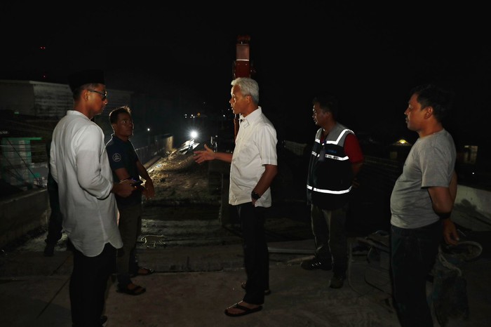 Ganjar Cek Pembangunan Jembatan