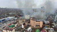 Gubernur Rostov Vasily Golubev mengatakan api tampaknya disebabkan oleh korsleting listrik, dan gedung-gedung di dekatnya telah dievakuasi saat api berkobar.