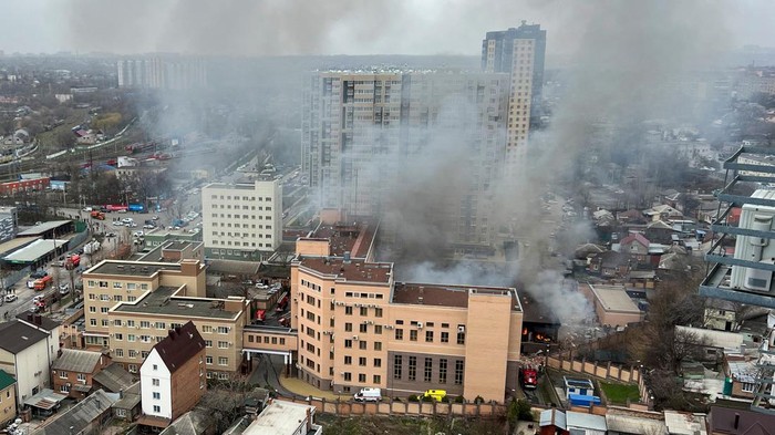 Gedung Intelijen Rusia Meledak, Satu Orang Tewas Smoke from fire caused by an explosion rises above a building belonging to the border patrol section of Russia's FSB federal security service in a built-up district of the southern city of Rostov-on-Don, Russia, March 16, 2023. REUTERS/Sergey Pivovarov