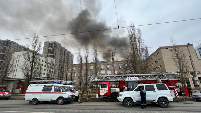 Gedung Intelijen Rusia Meledak, Satu Orang Tewas Smoke from fire caused by an explosion rises above a building belonging to the border patrol section of Russia's FSB federal security service in a built-up district of the southern city of Rostov-on-Don, Russia, March 16, 2023. REUTERS/Sergey Pivovarov