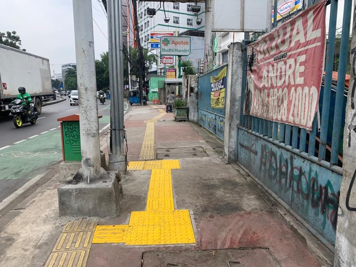 Guiding block yang sudah dibereskan itu terletak di dekat Apotek Budhi Mandiri. Guiding block kini tak lagi terhalang tiang lampu jalan.