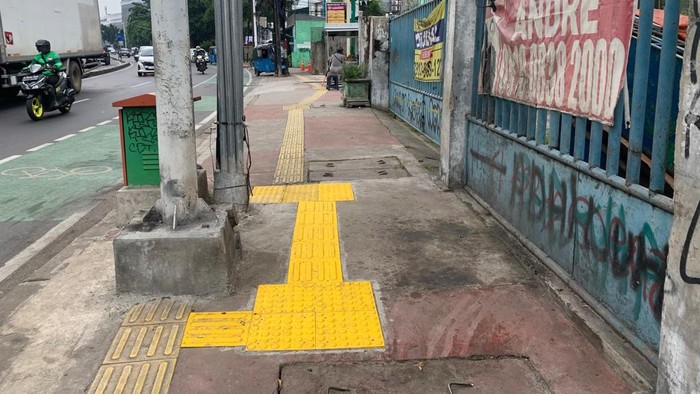 Guiding block yang sudah dibereskan itu terletak di dekat Apotek Budhi Mandiri. Guiding block kini tak lagi terhalang tiang lampu jalan.