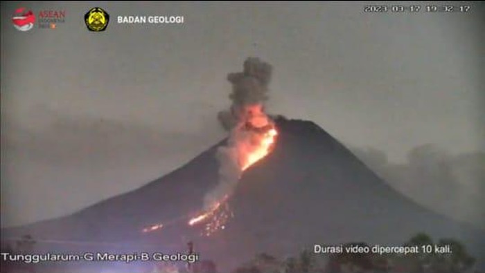 Gunung Merapi muntahkan awan panas, Jumat (17/3/2023) malam.