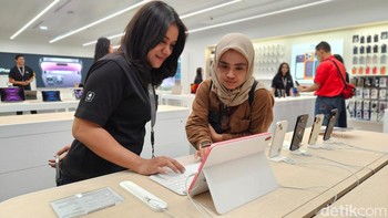 iBox ini beroperasi tanpa mesin kasir fisik, dengan staf yang siap melayani kebutuhan pelanggan di seluruh ruangannya. Foto: Adi Fida Rahman/detikINET