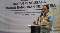 Ketua Ikatan Pengusaha Bahan Bangunan Indonesia Gomas Harun memberikan sambutan saat deklarasi di Hotel Grand Mercure Kemayoran, Jakarta Pusat, Jumat (17/3/2023).