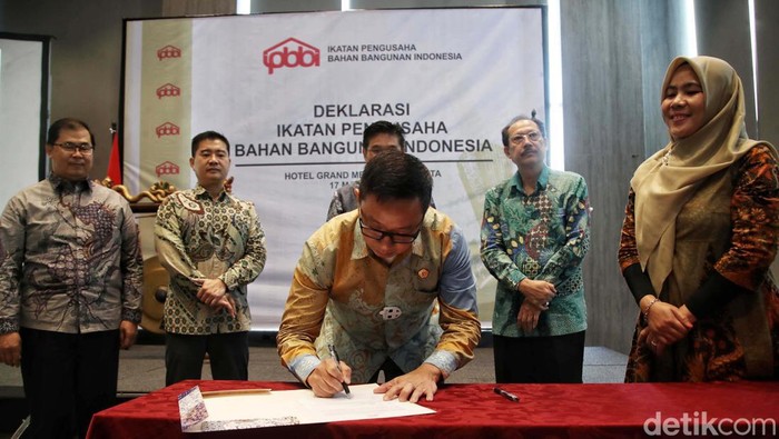 Para pengusaha bahan bangunan berkumpul di Hotel Grand Mercure Kemayoran, Jakarta. Mereka mendeklarasi sebuah wadah bersama.