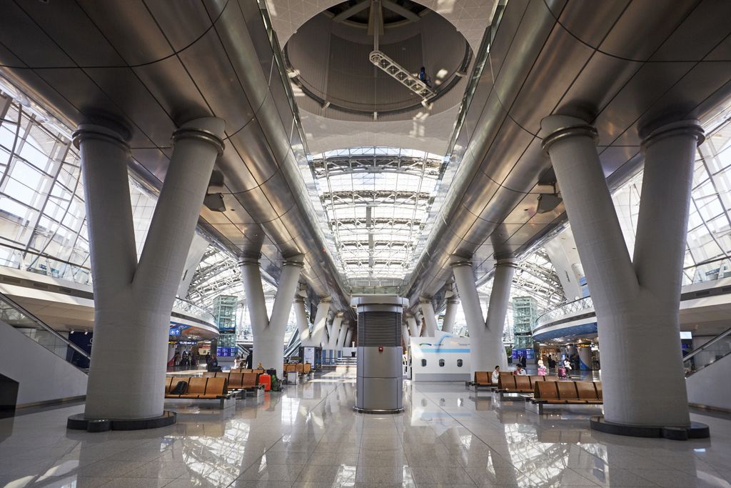 Interior bandara internasional Incheon yang futuristik, salah satu yang terbesar dan tersibuk di dunia. (Getty Images/Allan Baxter)