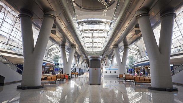 Interior bandara internasional Incheon yang futuristik, salah satu yang terbesar dan tersibuk di dunia. (Getty Images/Allan Baxter)