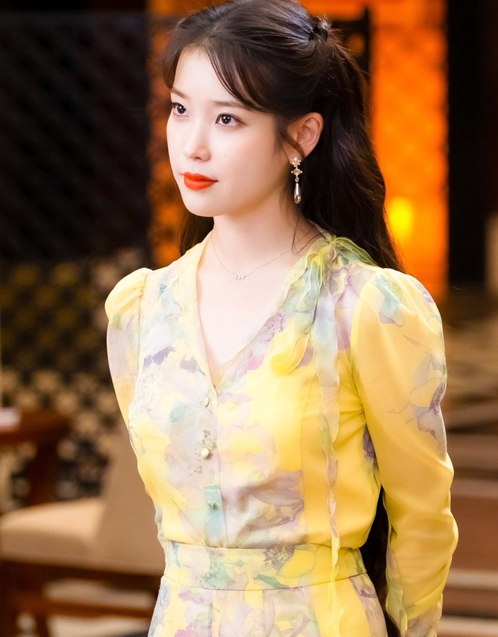 IU memerankan Jang Man Wol di Hotel del Luna. Ada banyak dress yang digunakan karakter ini sepanjang musim drakor tersebut, salah satunya berwarna kuning.