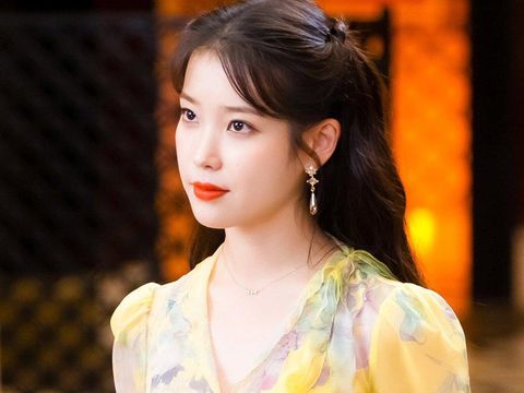 IU memerankan Jang Man Wol di Hotel del Luna. Ada banyak dress yang digunakan karakter ini sepanjang musim drakor tersebut, salah satunya berwarna kuning.