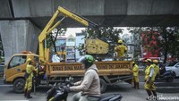 Perbaikan ini dilakukan karena jalan rusak dan berlubang.