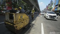Jalan-jalan yang berlubang ini lantas ditambal oleh petugas.