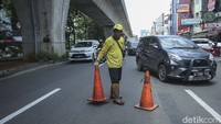 Perbaikan jalan sedikit mengganggu arus lalu lintas, namun petugas juga membawa traffic cone untuk memecah arus lalu lintas.