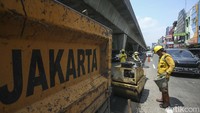 Sejak Desember 2022 hingga Maret 2023, Dinas Bina Marga menyatakan telah memperbaiki 22.000 titik jalan rusak di 5 DKI Jakarta. 