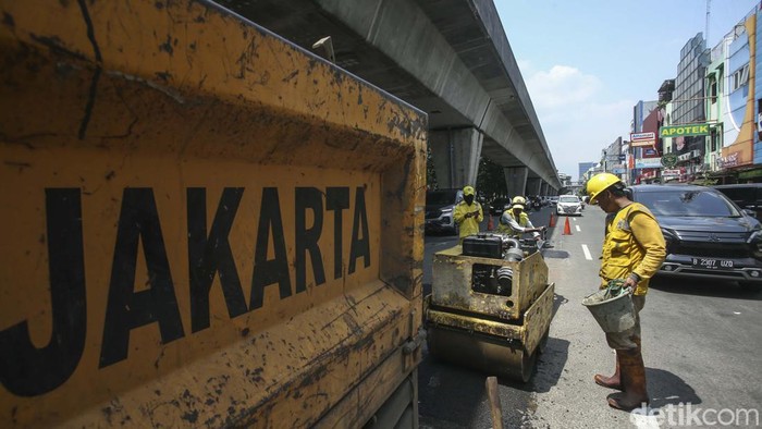Satu demi satu sejumlah jalan yang rusak di Jakarta diperbaiki. Seperti Jalan Boulevard Raya, Jakarta Utara, ini.