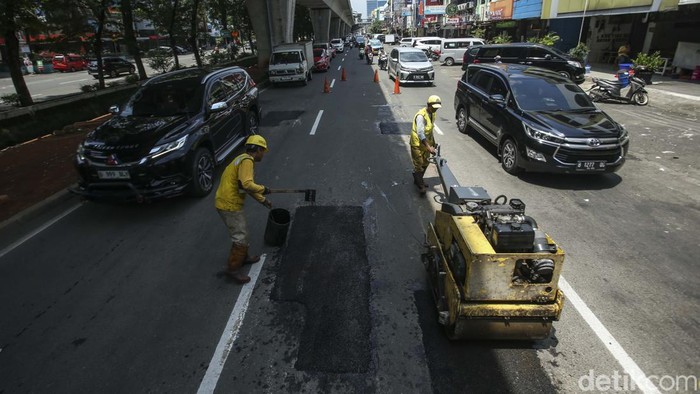 Satu demi satu sejumlah jalan yang rusak di Jakarta diperbaiki. Seperti Jalan Boulevard Raya, Jakarta Utara, ini.