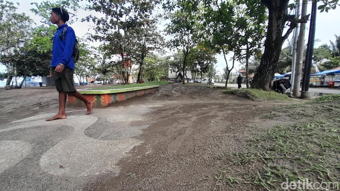 Jalur pedestrian Pangandaran tertutup pasir laut.