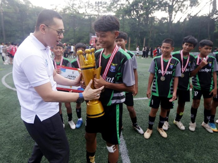 Ajang Mustika Cup 2023 digelar sebagai tournament sepakbola antarsekolah guna menjaring dan mencetak bibit talenta muda. 

Para anak-anak sekolah usia muda ini saling berlomba-lomba memperebutkan gelar juara di bidang olahraga sepakbola.