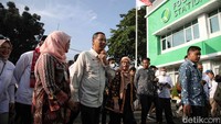 Pemerintah juga menjamin harga pangan tetap terjangkau. Oleh karena itu, masyarakat dihimbau tidak perlu khawatir atas stok pangan.  