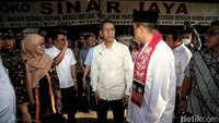 Zulhas juga menyampaikan pemerintah telah menaikan harga gabah dan beras. Harga beras memang sampai hari ini belum stabil atau harga bertahan di level tinggi.   